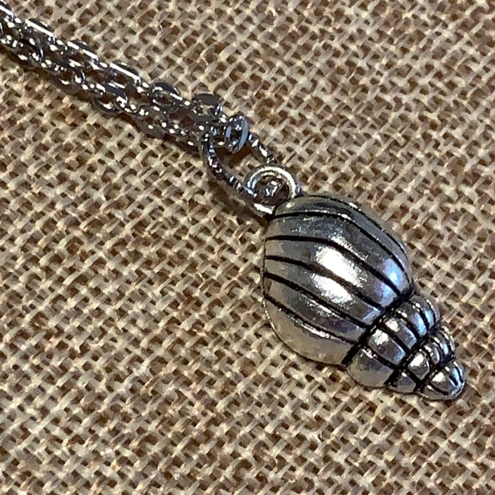 Seashell Necklace 18” chain NWOT New
